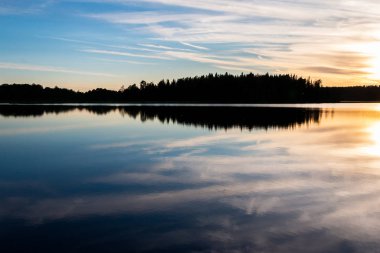 Fredriksberg yakın İsveç'in ortasında bölge Dalarna Safssjon gölü üzerinde mavi saat boyunca güzel akşam görünümü