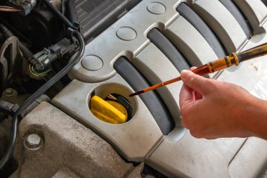 Aracınızın yağ seviyesini düzenli olarak kontrol edin ve gerekirse motor yağı seviyesini doldurun  
