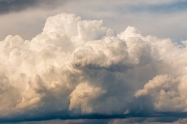 Hollanda'da ağır bulutlar, gökyüzünde güzel manzara