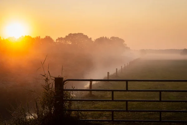 Чудовий Туманний Ранок Нідерландах Помаранчевим Висхідним Сонцем Маленькою Канавою Парканом — стокове фото