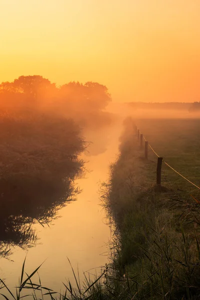 Krásné Mlhavé Ráno Nizozemsku Oranžovým Vycházejícím Sluncem Malým Příkopem Zemi — Stock fotografie