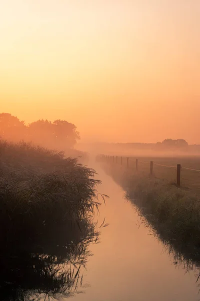 Krásné Mlhavé Dopoledne Nizozemsku Oranžovým Sluncem Vycházejícího Slunce Obrázkem Provincii — Stock fotografie