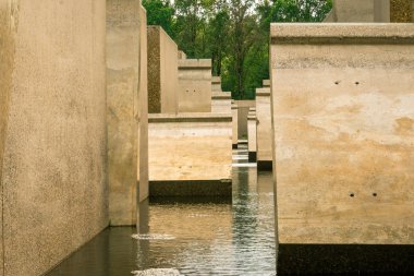 Yapay bir gölün ortasında beton laboratuvar test cihazı, altmışlı yıllarda Delta işleri geliştirmek için kullanılan gün geri döndü. Cihaz, Marknesse yakınlarındaki Flevoland eyaletinde duruyor.