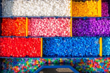 Küçük kutularda renge göre sıralanmış demir boncuklar bu amaçla özel olarak yapılmış