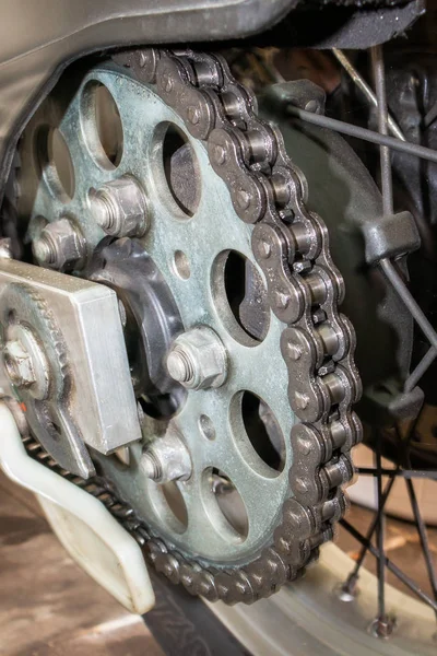 Sürücü zinciri her pranga arka tekerleğe motorun gücünü dağıtmak için önemlidir