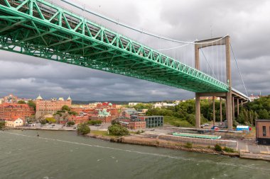 Göteborg İsveç'te bir şehir, güzel yeşil köprü manzaralı 