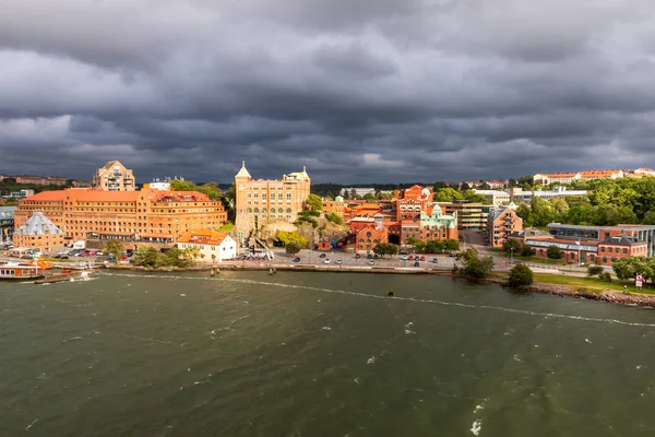 Göteborg İsveç'te güzel bir şehir, tekneler ve güzel binalar ile kıyı şeridinde nehir Gota Alv bir görünüm