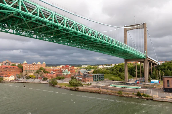 Lvsborg橋 と呼ばれる美しい緑の橋の景色を望むスウェーデンの都市ヨーテボリ 橋は世界選手権陸上競技の前の1993年に緑色に塗られた — ストック写真