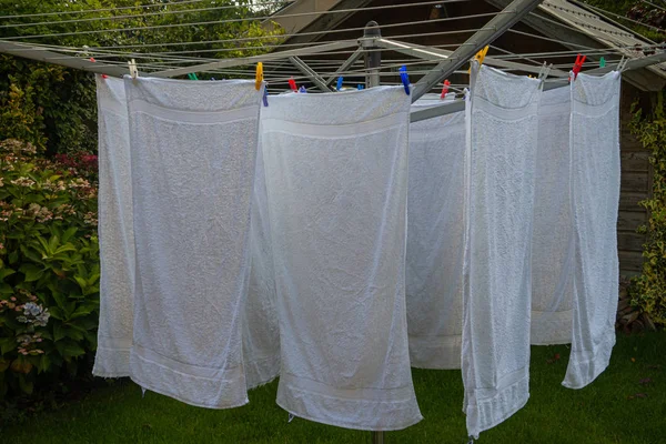 Suszenie Białe Ręczniki Wiatr Zewnątrz Linii Ubrań Okresie Letnim Zdjęcie — Zdjęcie stockowe