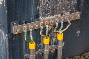 Bir sanayi bölgesinde elektrik topraklama resmi, elektrik kısayol durumlarda tehlike önler