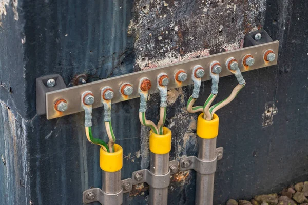 Bir sanayi bölgesinde elektrik topraklama resmi, elektrik kısayol durumlarda tehlike önler