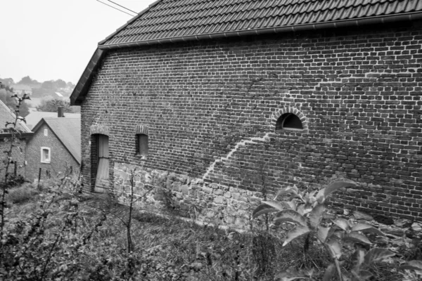 벨기에에 농가와 근처의 흑백으로 — 스톡 사진