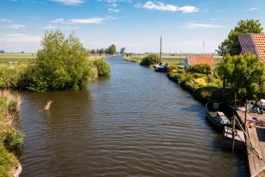 Hollanda hendek ve kanallarla dolu ıslak bir ülke, yelkenli tekneler ve otlaklarla dolu geniş düzlükler, Friesland Gaasterland bölgesinde çekilmiş fotoğraflar.