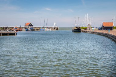 Hollanda 'da IJsselmeer' de güzel bir kasaba olan Hindeloopen 'de, Friesland' da kanal botları ve limanı vardı.