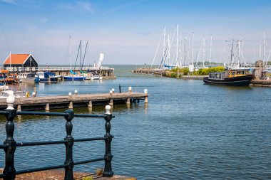 Hollanda 'da IJsselmeer' de güzel bir kasaba olan Hindeloopen 'de, Friesland' da kanal botları ve limanı vardı.