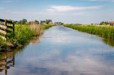Hollanda hendek ve kanallarla dolu ıslak bir ülke, yelkenli tekneler ve otlaklarla dolu geniş düzlükler, Friesland Gaasterland bölgesinde çekilmiş fotoğraflar.