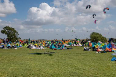 Mirns, Friesland ili Hollanda 05-23-2020. Hollanda 'da popüler bir sporda sörf yapan uçurtma, IJsselmeer' deki Mirnser uçurumunda Friesland 'da çekilmiş bir fotoğraf.