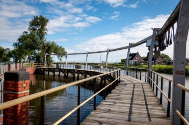 Pompalama istasyonuna gitmeden önce sudan daha büyük kirleticileri filtrelemek için kanaldaki kalın filtre