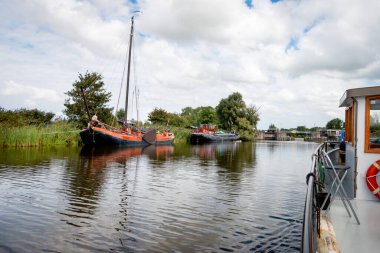 Şehirden Wadden Denizi 'ne akan Groningen ilindeki Reitdiep nehri.
