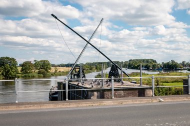 Hollanda 'daki Lauwersmeer yakınlarındaki dokkumer nieuwe zijlen köprüsünde, Friesland vilayetindeki bataklık.