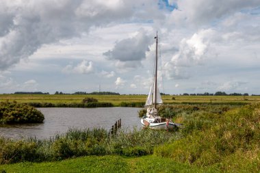 Hollanda 'nın kuzeyinde, Groningen ve Friesland eyaletlerinde yer alan milli park kahkahaları, bir kuş ve su cennetidir..