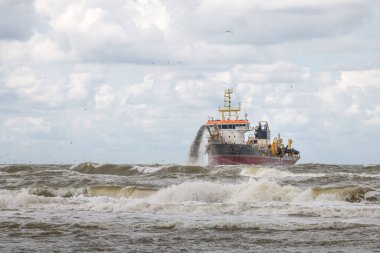 Hollanda 'nın Kuzey Denizi kıyısındaki Dredger, Kuzey Hollanda eyaleti.