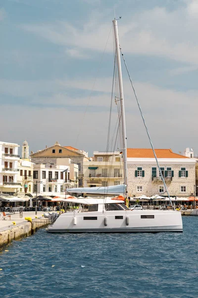 Güzel beyaz yat Akdeniz Avrupa tatil beldesi rıhtımda demirli. Hermoupolis şehir adada: Syros, Yunanistan.