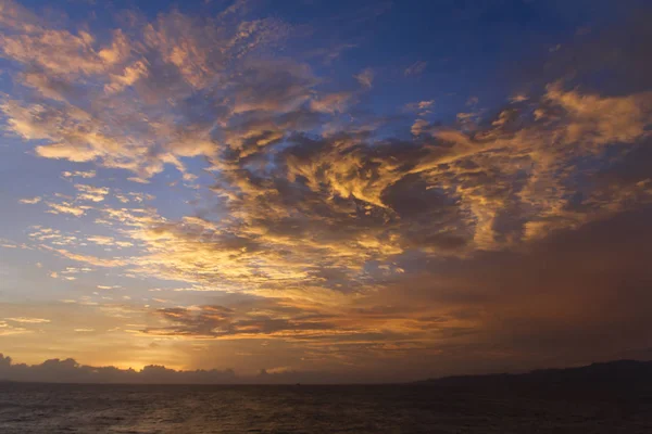 Verão Pôr Sol Céu Colorido Com Dramáticas Nuvens Vermelhas Amarelas Imagem De Stock