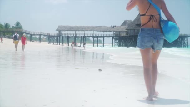 Barfota tjej går på oceanens sandstrand — Stockvideo