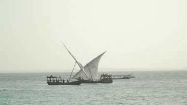 ahşap okyanus dalgaları üzerinde dhow tekne yelken yelkenli