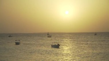 Küçük tekne okyanus dalgaları üzerinde salıncak