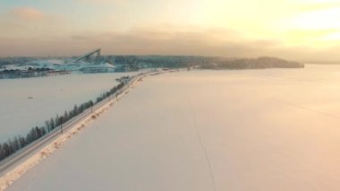 Gün batımında kırsal kış manzara yukarıda uçan.