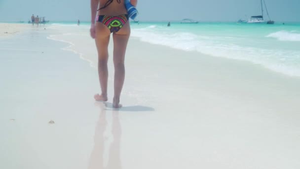 Chica descalza camina en la playa de arena a lo largo del océano — Vídeos de Stock