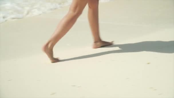 Detailní záběr z ženských nohou, chůze na písečné pláži — Stock video