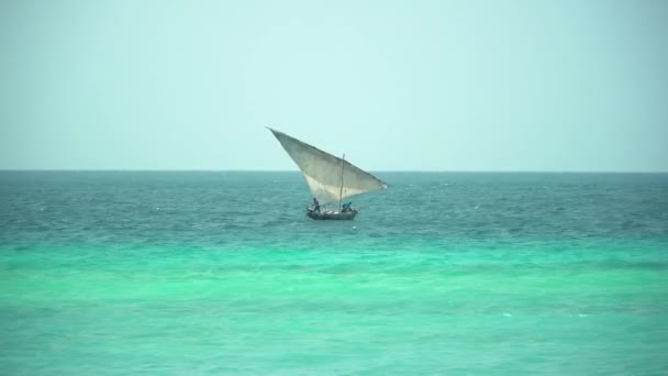 Houten dhow boot bobs en swing op de golven — Stockvideo