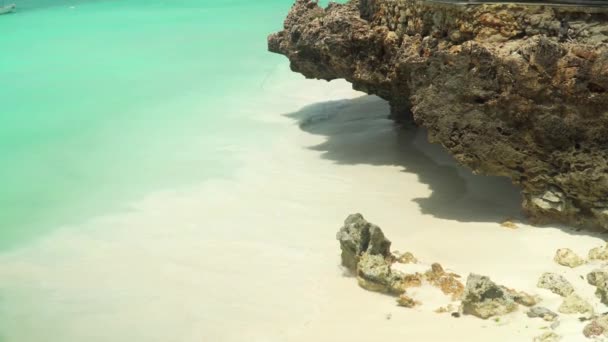 Ondas espumosas do mar rolando na rocha de coral de areia branca — Vídeo de Stock