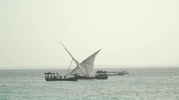 Деревянные парусные лодки плывут по океанским волнам — стоковое видео