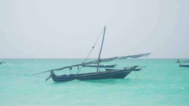 Wooden dhow boat bobs and swing on the waves — Stock Video
