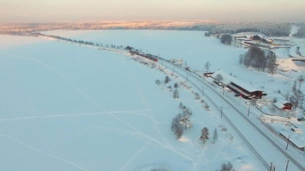 시골 겨울 풍경 일몰에서 위에 비행. — 비디오