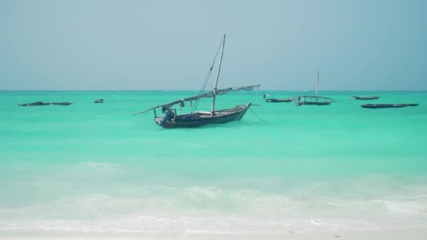 Houten dhow boot bobs en swing op de golven — Stockvideo