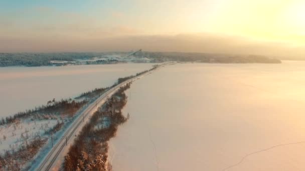 Πετώντας πάνω από αγροτική χειμερινό τοπίο στο ηλιοβασίλεμα. — Αρχείο Βίντεο