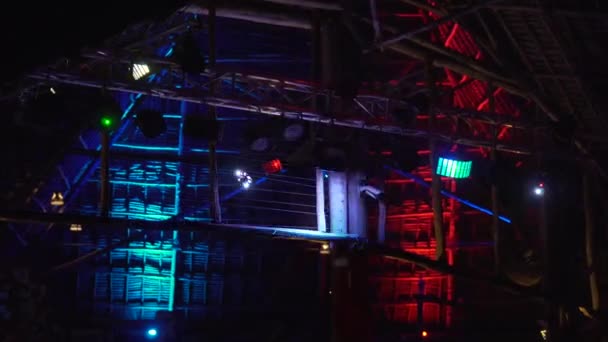 Part mångfärgade lspotlights projektorer spinning — Stockvideo