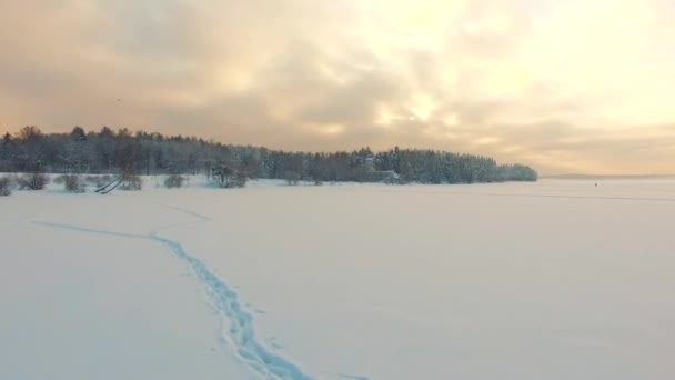 Voando acima da paisagem de inverno rural ao pôr do sol . — Vídeo de Stock