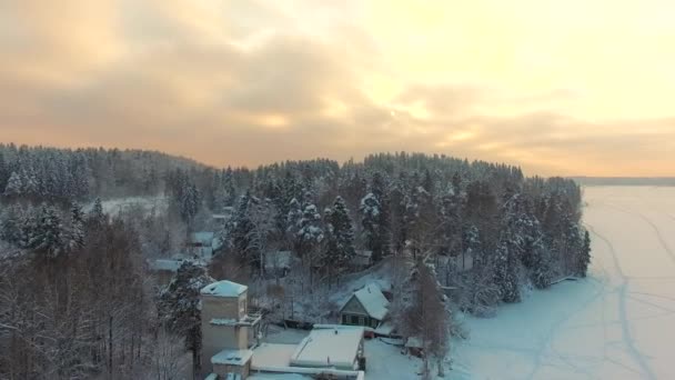 Latające nad wiejskich zimowy pejzaż o zachodzie słońca. — Wideo stockowe