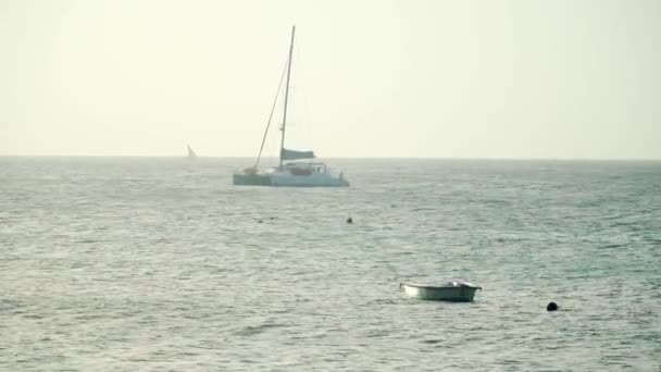 Luxe yach schommels en bobs op de golven — Stockvideo