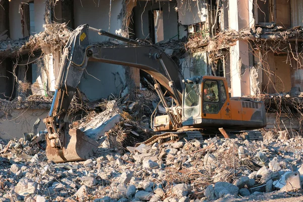 Hydraulic excavator building dismantling