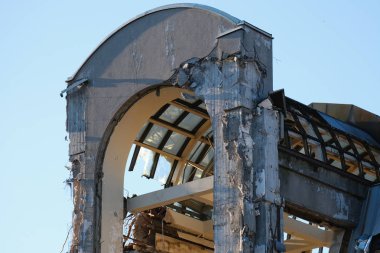 Yıkılan bina kalıntıları.