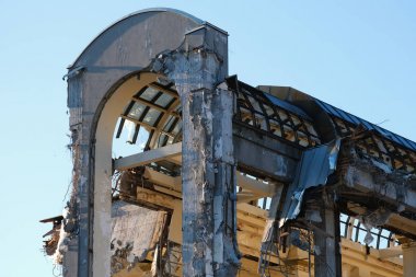 Yıkılan bina kalıntıları.