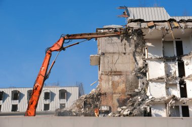 Hidrolik kazıcı ile bina yıkımı.