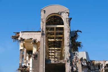 Yıkılan bina kalıntıları.